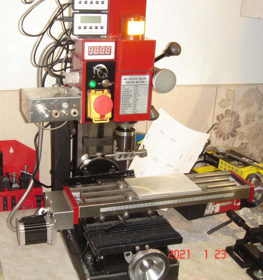 Загальний вигляд свердлильно-фрезерного верстата XJ9512 XJ9512 Загальний вигляд свердлильно-фрезерного верстата